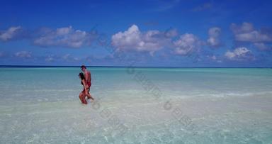 年轻的夫妇爱约会假期享受奢侈品海滩清洁白色沙子背景
